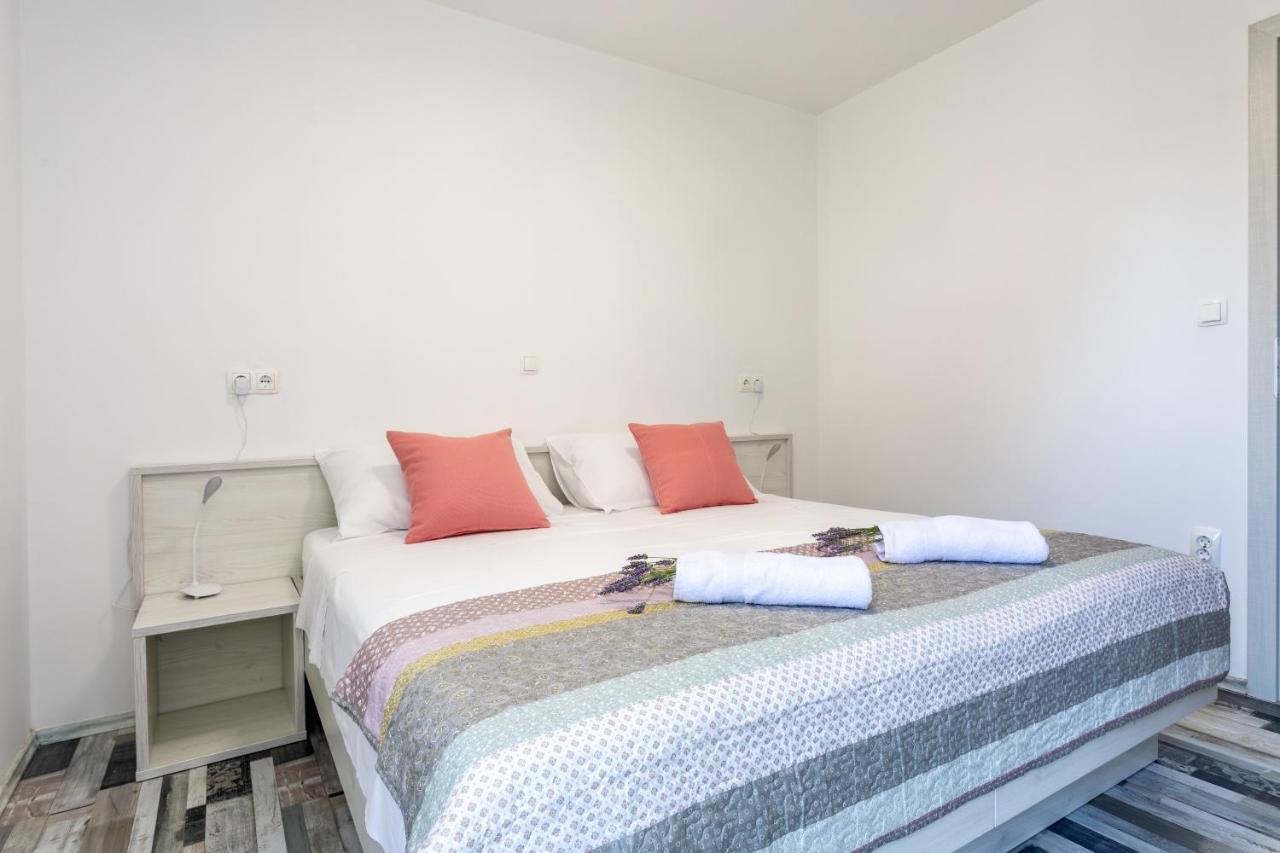 Apartments Luksa - Zf Hvar Hvar Town Bagian luar foto